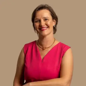 Josiane Domanoski - Com Noemi, aprendi que determinação e fé no Redentor nos levam a recomeços e redenção.